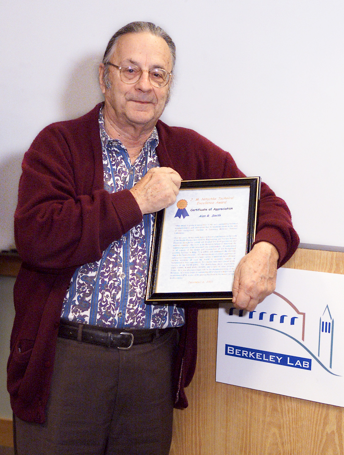 Smith displaying the Michael Nitschke Award for Technical Excellence. 