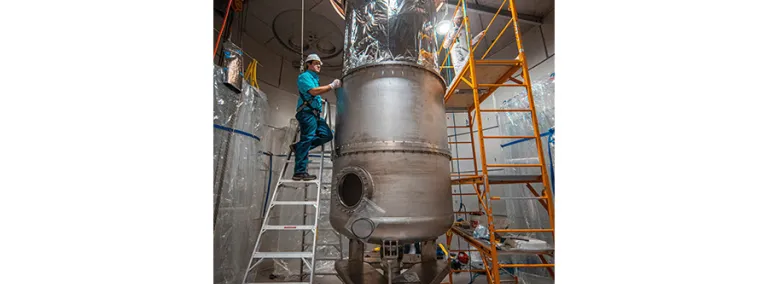  economics experiment ラグ Shrinking particle accelerators with cold plasma and a large