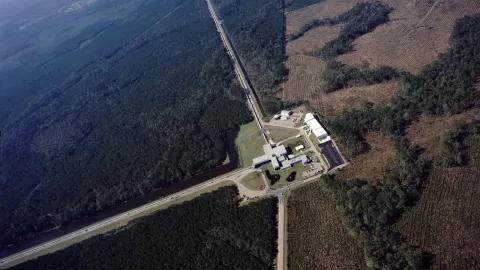 gravitational wave detector