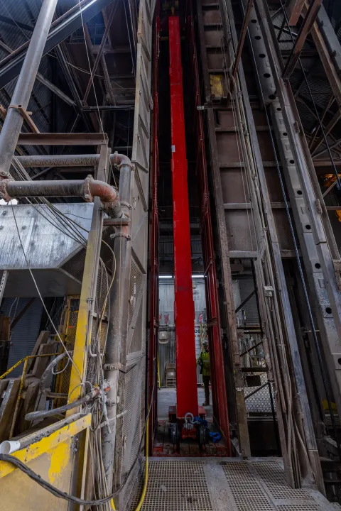 Technicians rig DUNE cryostat beams for loading into the cage - fully loaded. 