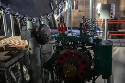 Both the slowdowns and the lily are separately driven from a single gear mounted on the main hoist drum shaft.