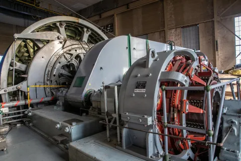 The hoist motor is pictured here, connected to the grey gear box, which turns the drum shaft.
