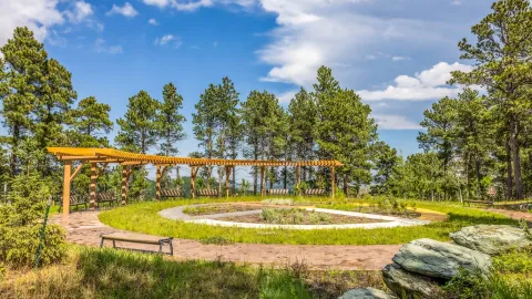 Čhaŋgléška Wakȟáŋ garden on a sunny day.