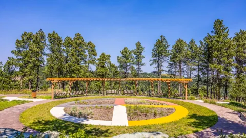 Čhaŋgléška Wakȟáŋ garden on a sunny day.