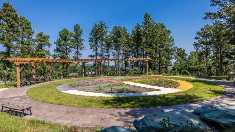 Čhaŋgléška Wakȟáŋ garden on a sunny day.
